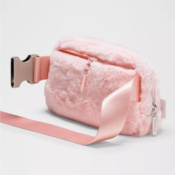 LULULEMON Unisex Everywhere Belt Bag Plush Fleece O/S STRAWBERRY MILKSHAKE $68 - Picture 3 of 10